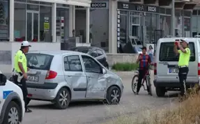 Otomobile çarpan motosikletin sürücüsü öldü