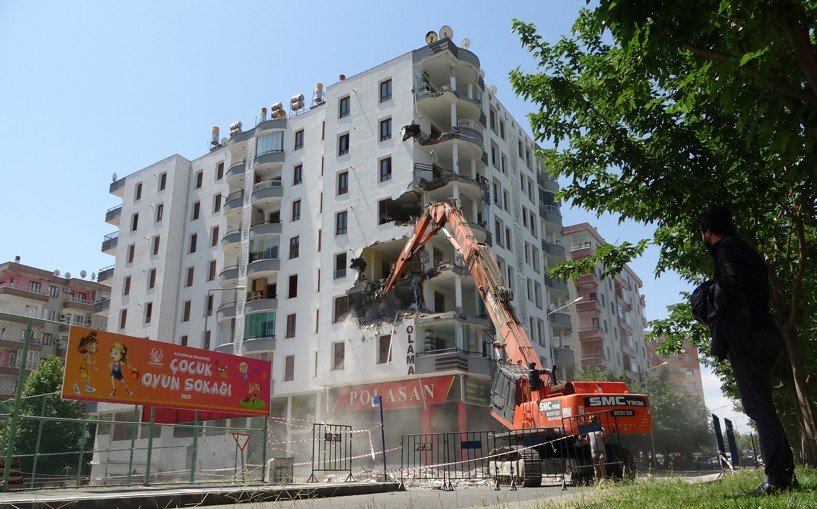 Depremde 6-7 kolonu patlayan binanın yıkımına başlandı