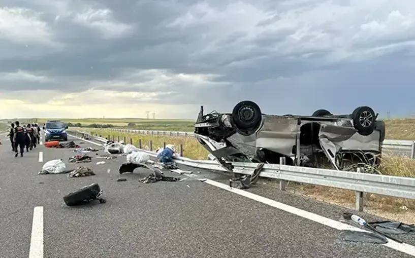 Aksaray'da hafif ticari aracın bariyerlere çarptığı kazada 2 kişi öldü