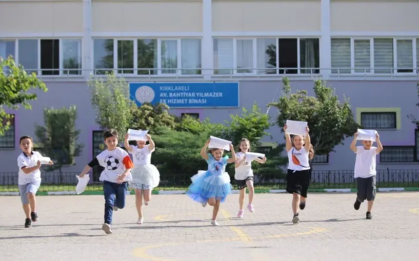 (Video) Karneler alındı, tatil başladı