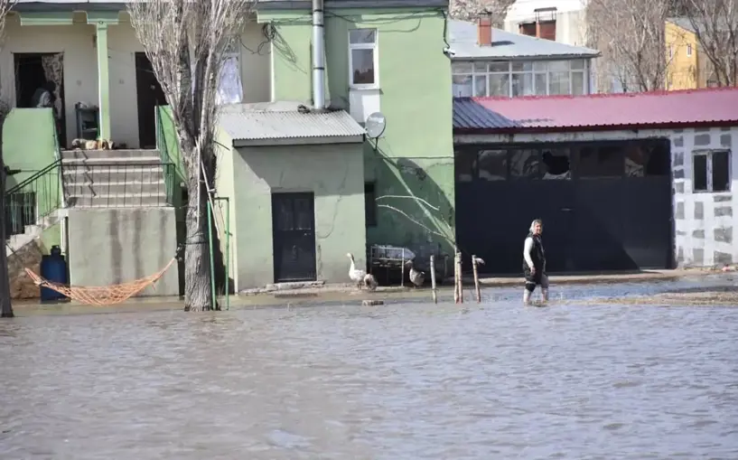 Kars’ta sel nedeniyle bazı evleri su bastı