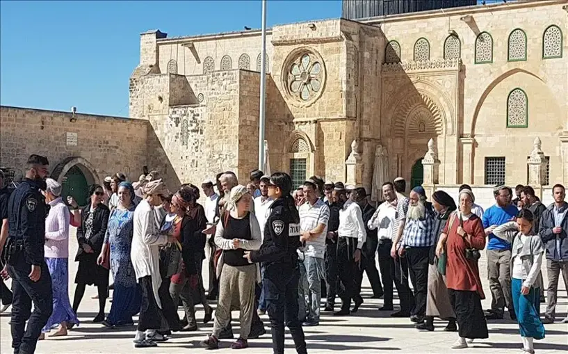 Onlarca fanatik Yahudi, Mescid-i Aksa'ya baskın düzenledi