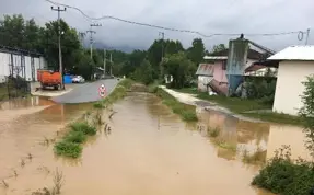 Düzce'de sağanak sonrası dere taştı, köy yolu kapandı