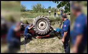 Devrilen traktörün altında kalan sürücü hayatını kaybetti