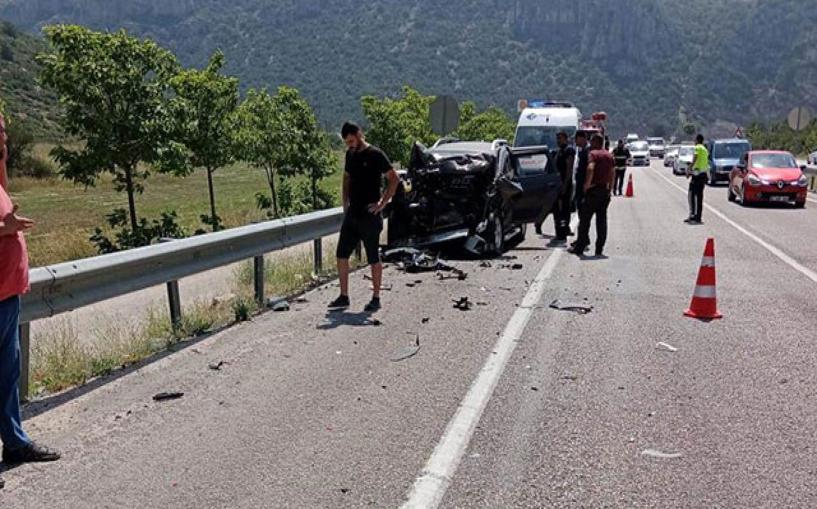 Antalya'da otomobil öğrenci servisine arkadan çarptı: Sürücü öldü