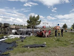 (Video) Kars'ta demir yüklü tır devrildi