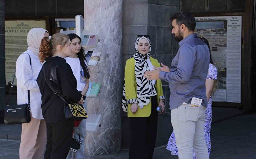 (Video) Ulu Cami’deki yılan figürü turistlerin dikkatini çekiyor