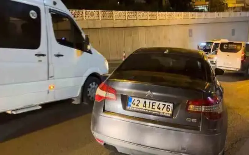 Video - El frenini çekmeyi unuttu, trafik durdu