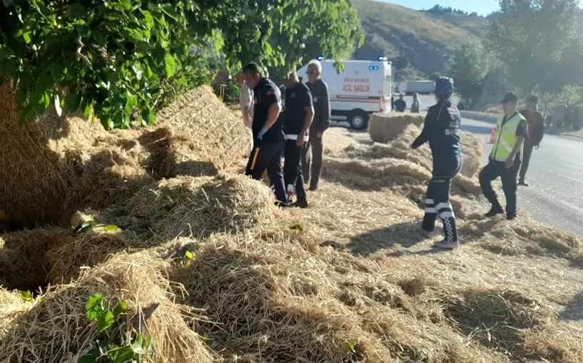 Afyonkarahisar'da kaza yapan tırdaki saman balyalarının altında kalan kadın öldü