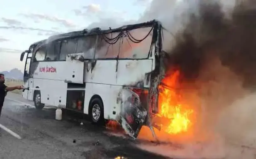 Ağrı’da faciaya ramak kaldı! Yolcu otobüsü alev aldı