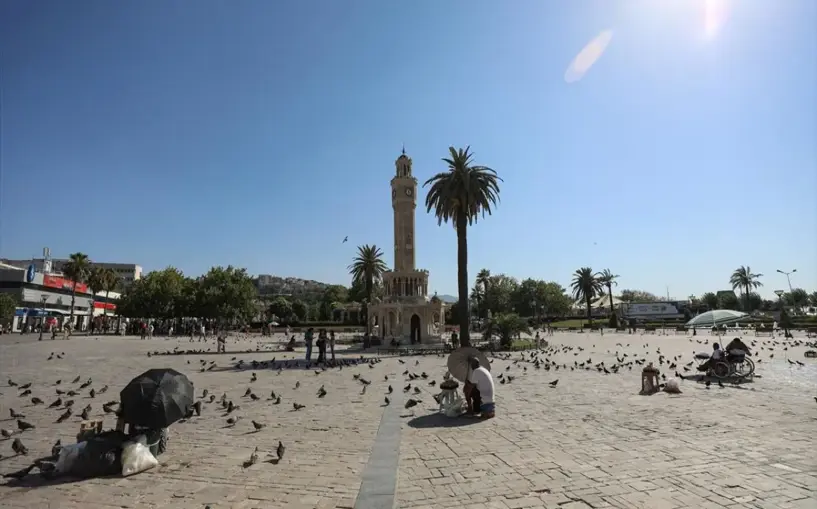 İzmir'de sıcak hava nedeniyle meydan ve caddelerde yoğunluk azaldı