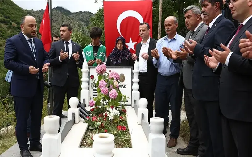 Şehit öğretmen Necmettin Yılmaz kabri başında anıldı