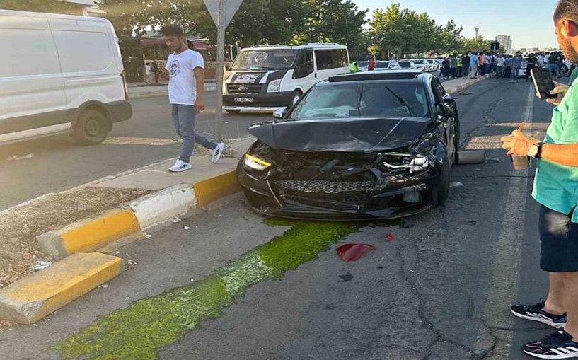 (Video) Diyarbakır’da iki araç çarpıştı