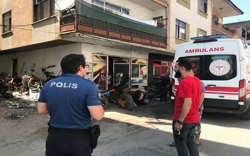 7 yaşındaki çocuk 3’üncü kattan motosikletin üstüne düştü