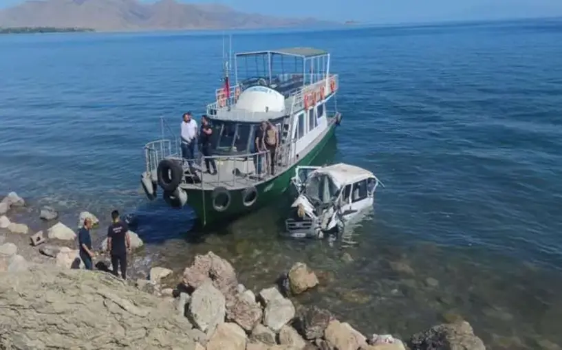 (Video) Minibüs Van Gölü’ne uçtu