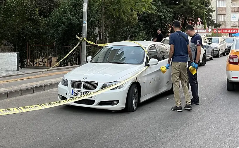 (Video) Diyarbakır’da silahlı saldırı; Kiralık aracı delik deşik ettiler