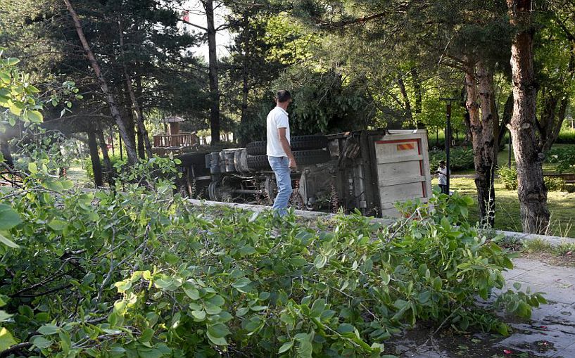 Erzurum'da hafriyat kamyonu devrildi, 2 yaralı