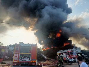 Kocaeli'de geri dönüşüm fabrikasında çıkan yangına müdahale ediliyor