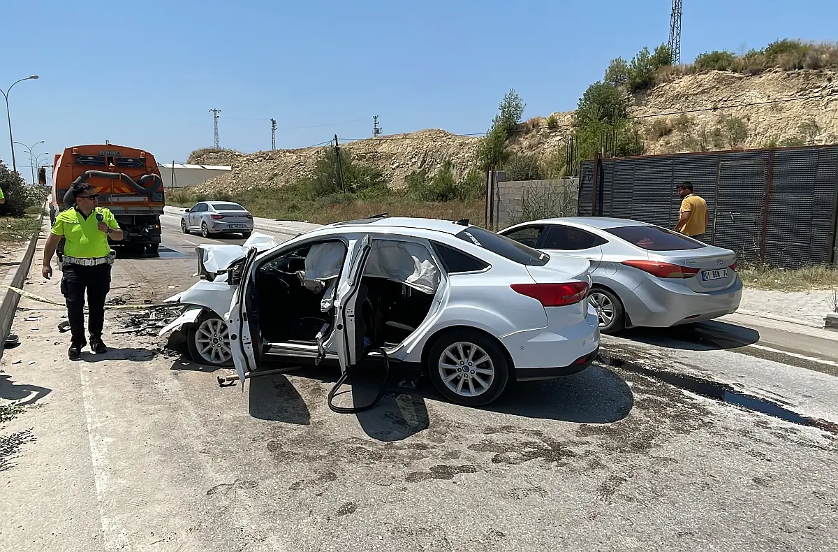 Adana'da yol temizleme aracına çarpan otomobildeki anne öldü, 3 çocuğu yaralandı