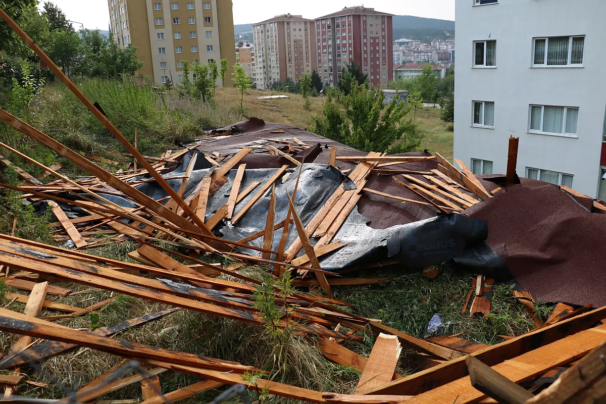 Kastamonu'da fırtına nedeniyle bazı binaların çatısı uçtu, 1 otomobil hasar gördü