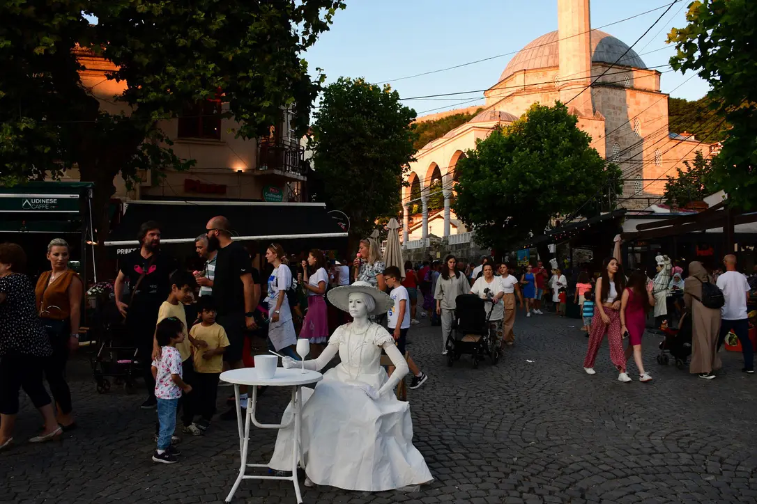 Kuzey Makedonyalı sanatçıların Kosova'daki canlı heykel performansı beğeni topladı