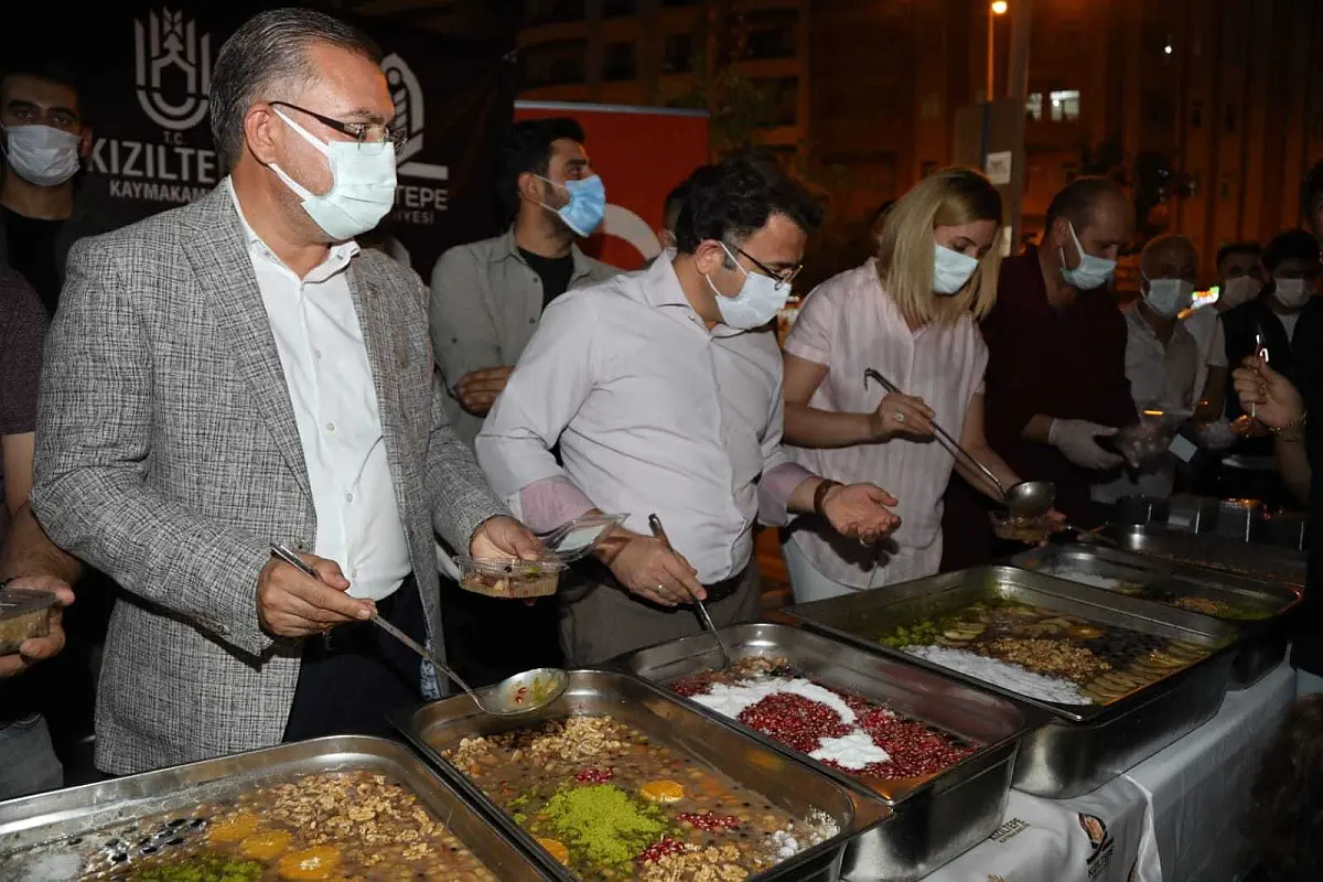 Kızıltepe'de vatandaşlara aşure dağıtıldı