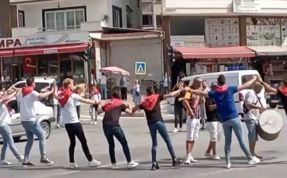 (Video) Asker eğlencesinde trafiği kesip halay çektiler