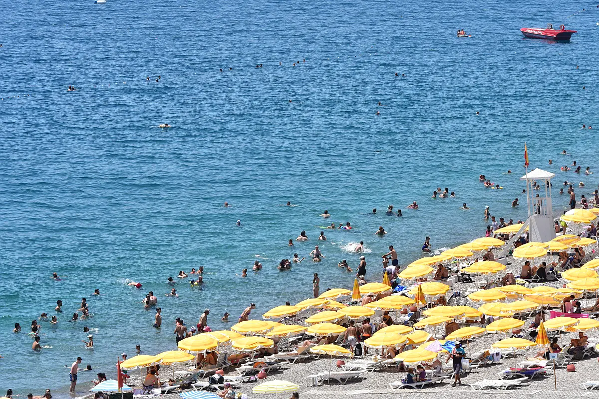 Antalya sahillerinde yoğunluk