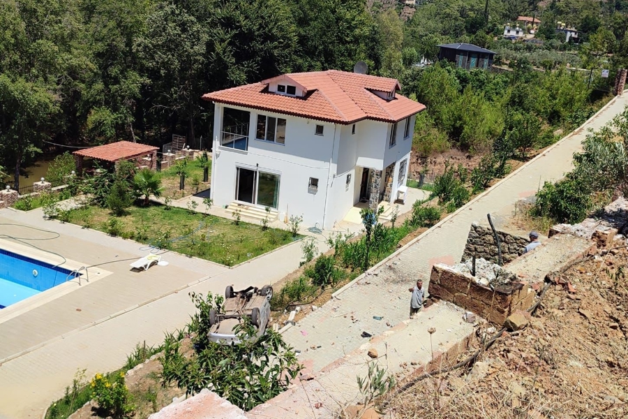 Antalya'da villa bahçesine devrilen otomobildeki 6 kişi yaralandı