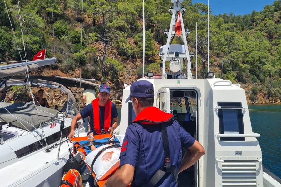 Fethiye açıklarındaki özel teknelerden 2 kişiye tıbbi tahliye