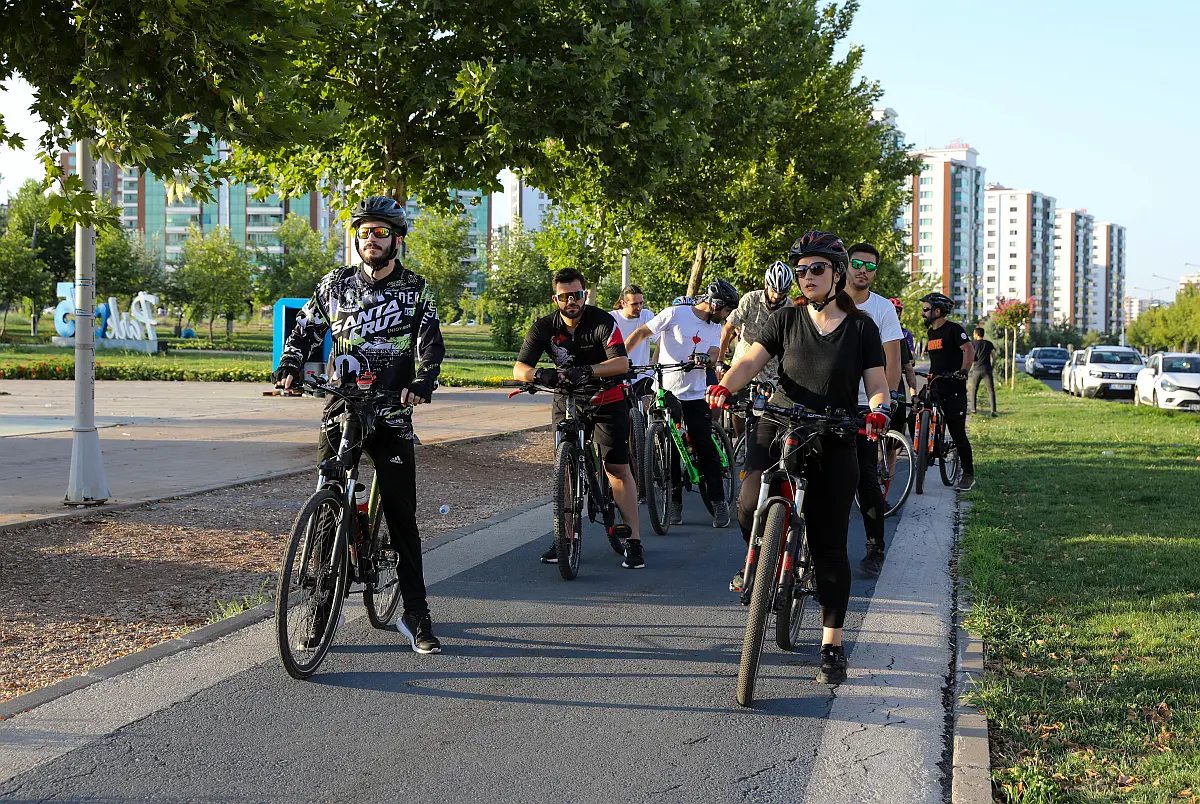 Kaza kurbanı bisiklet tutkunları için Diyarbakır'da pedal çevirdiler