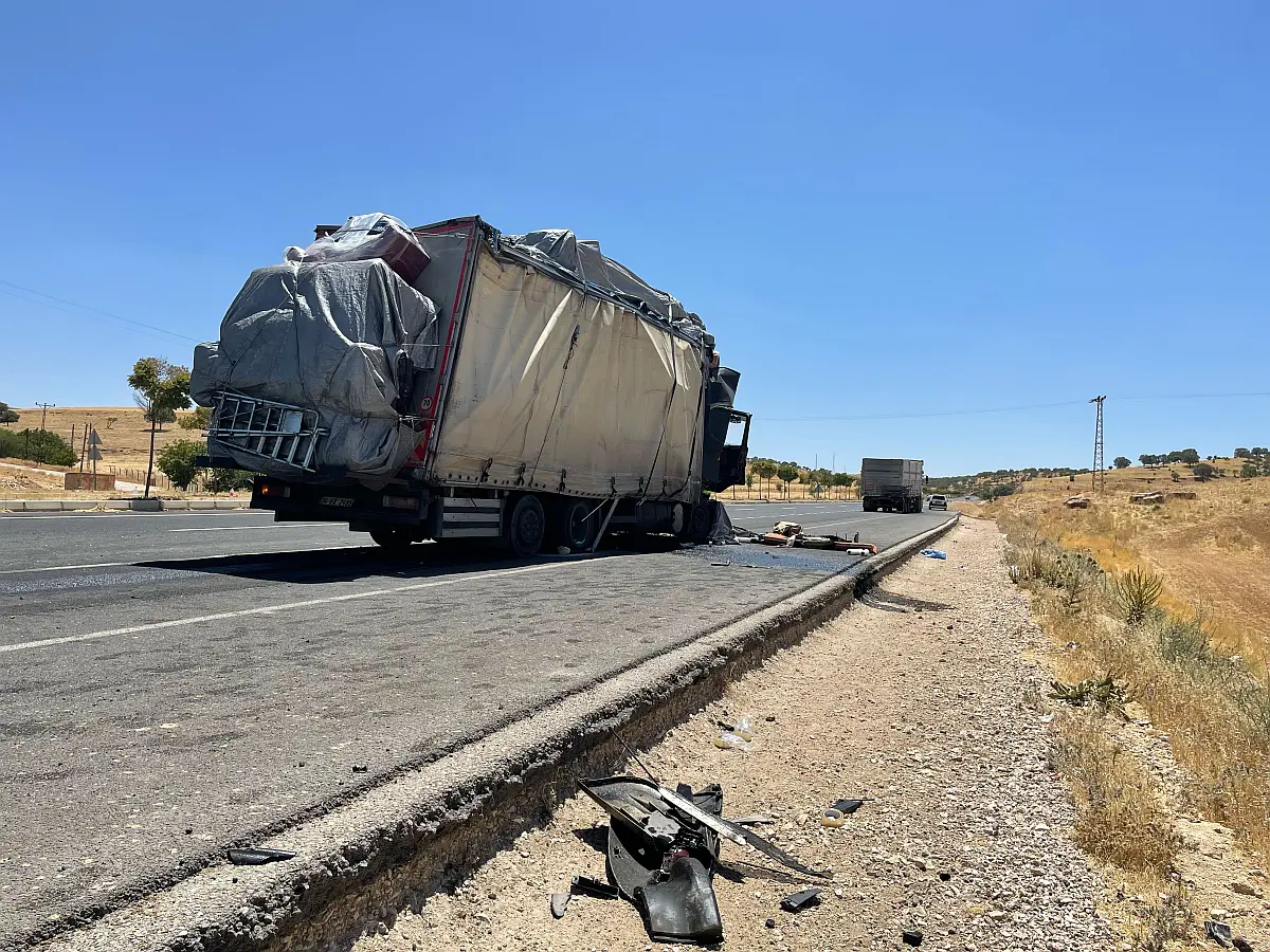 Mardin'de kamyon tırla çarpıştı:1 ölü 2 yaralı