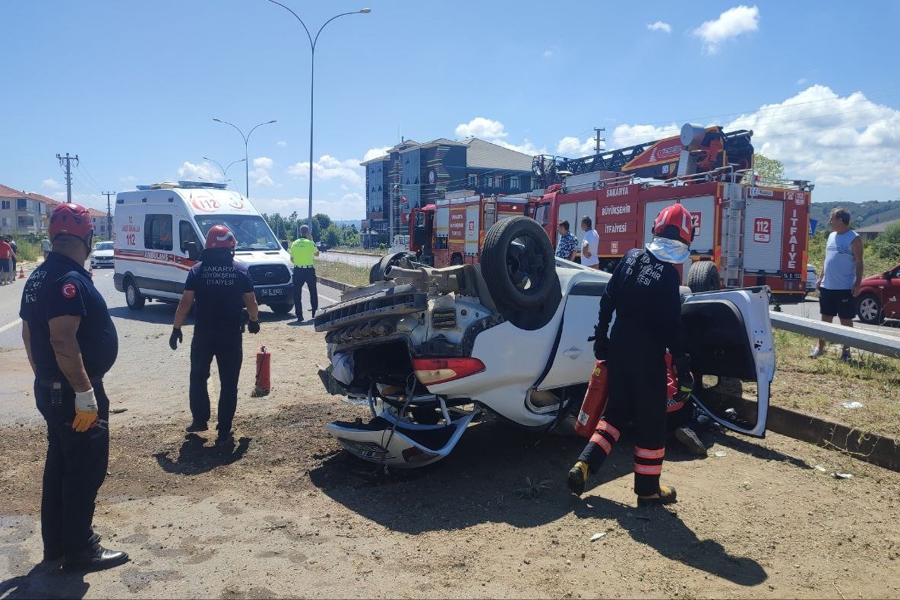 Sakarya'da tarım aracıyla çarpışarak devrilen otomobildeki 4 kişi yaralandı