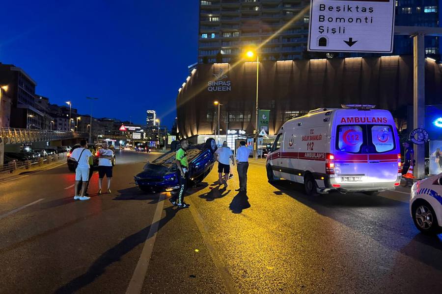 Şişli'de çelik bariyerlere çarpan otomobil takla attı