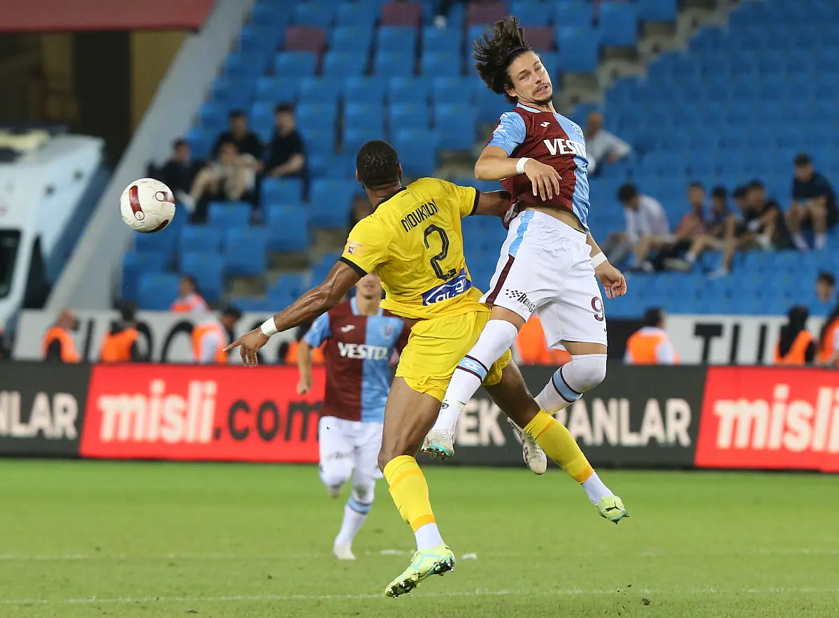 Trabzonspor, Yunanistan'ın AEK takımına 3-1 yenildi