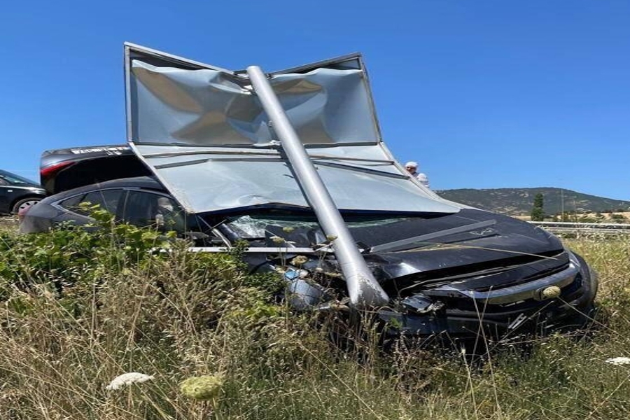 Uşak'ta uyarı tabelasına çarpan otomobildeki 4 kişi yaralandı