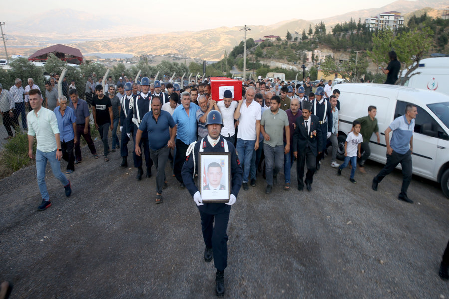 Afyonkarahisar'da kazada şehit olan Astsubay Mustafa Tatlı, Kahramanmaraş'ta son yolculuğuna uğurlandı