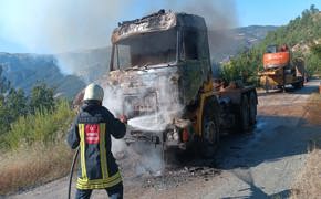 Amasya'da alev alan tır yandı