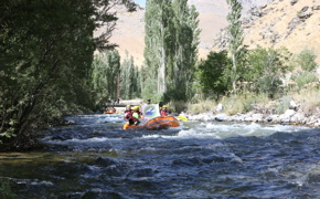 Doğaseverler Müküs Çayı'nın serin suyunda rafting yaptı