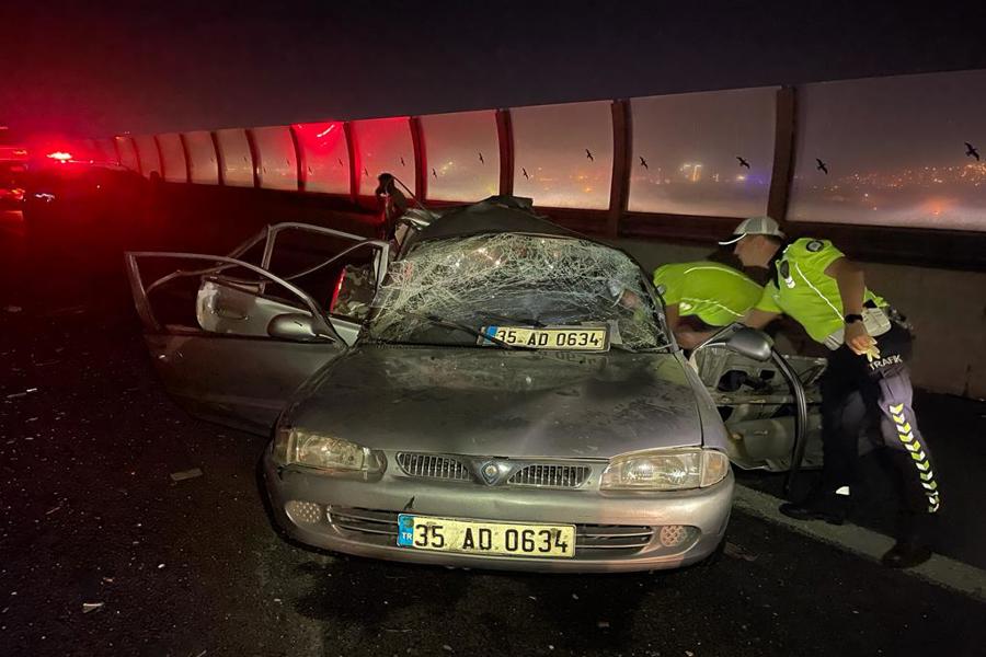 İzmir'de kamyonetin çarptığı otomobil sürücüsü öldü, 2 kişi yaralandı