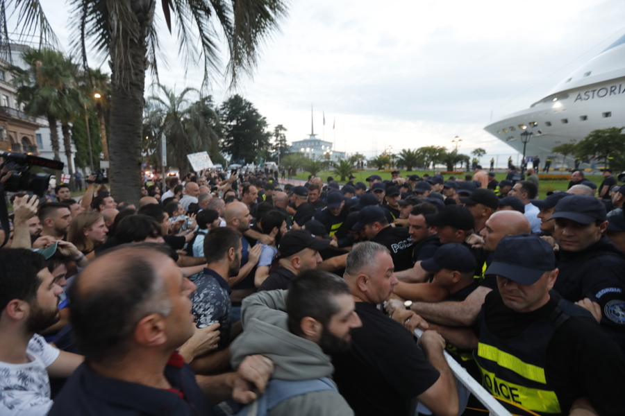 Rusya'nın Soçi kentinden yola çıkan kruvaziyer, Gürcistan'da protesto ile karşılandı