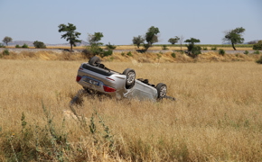 Uşak'ta tarlaya devrilen otomobildeki 5 kişi yaralandı