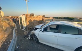 (Video) Diyarbakır’da minibüs ile otomobil çarpıştı 