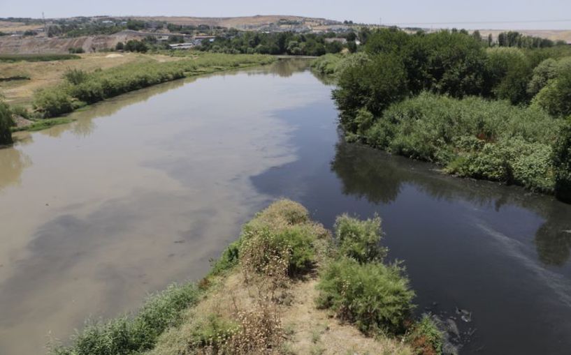 (Video) Dicle Nehri’nde korkutan görüntü