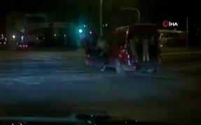 (Video) Seyir halindeki aracın bagajından düşen çocuk kamerada