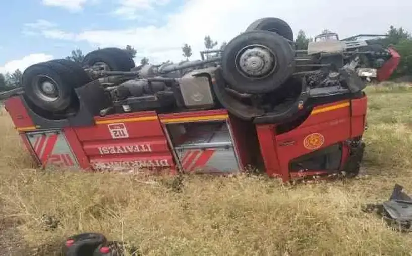 Video - Yangın ihbarına giden itfaiye aracı devrildi: 3 yaralı