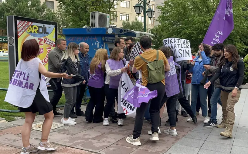 Eskişehir'de izinsiz açıklama yapmak isteyen LGBT'li gruba polis müdahale etti: 18 gözaltı