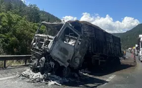 Mersin'de tırlar çarpıştı, 2 tır da yandı