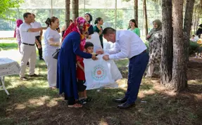 Piknik havasında çocuklara giysi desteği