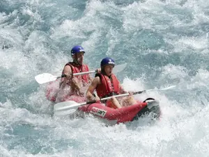 Adrenalin tutkunları Köprüçay'da rafting heyecanı yaşıyor